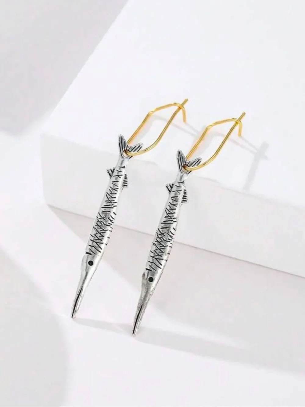 Fish Dangle Earrings Q1181